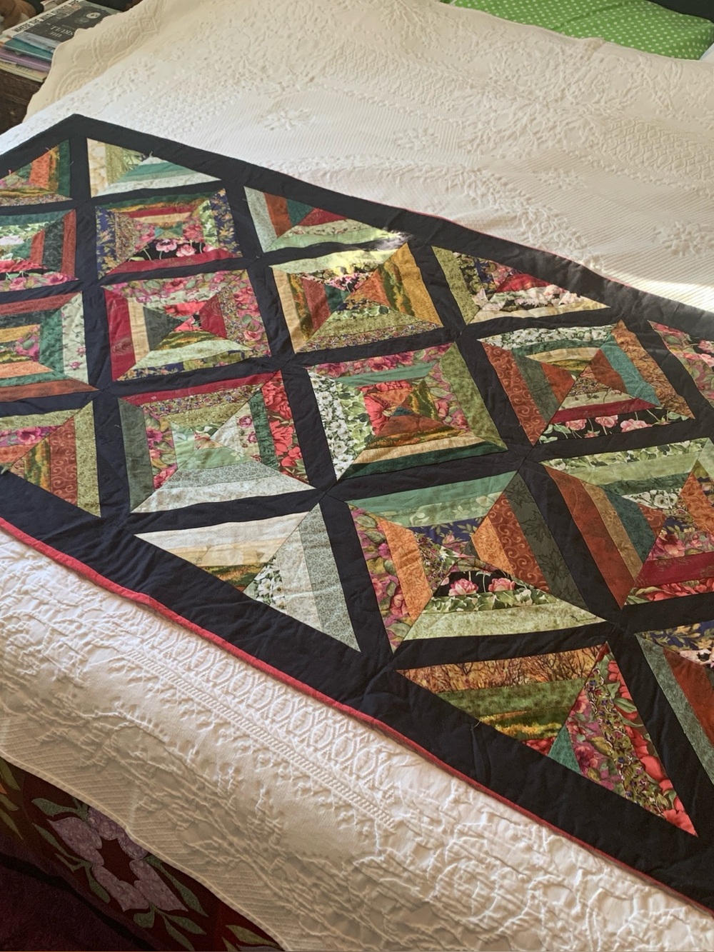 Excellent Condition Medium Sized Rectangular Patchwork Quilt - Picture 2 of 4